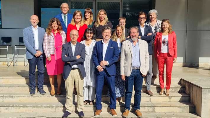 Socios de Dircom Norte con el director del Diario de Navarra